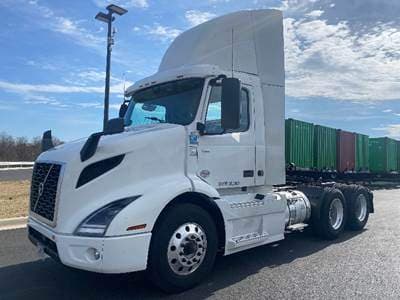 2020 Volvo VNR image 3