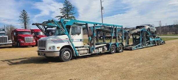 2001 FREIGHTLINER FL112 image 4