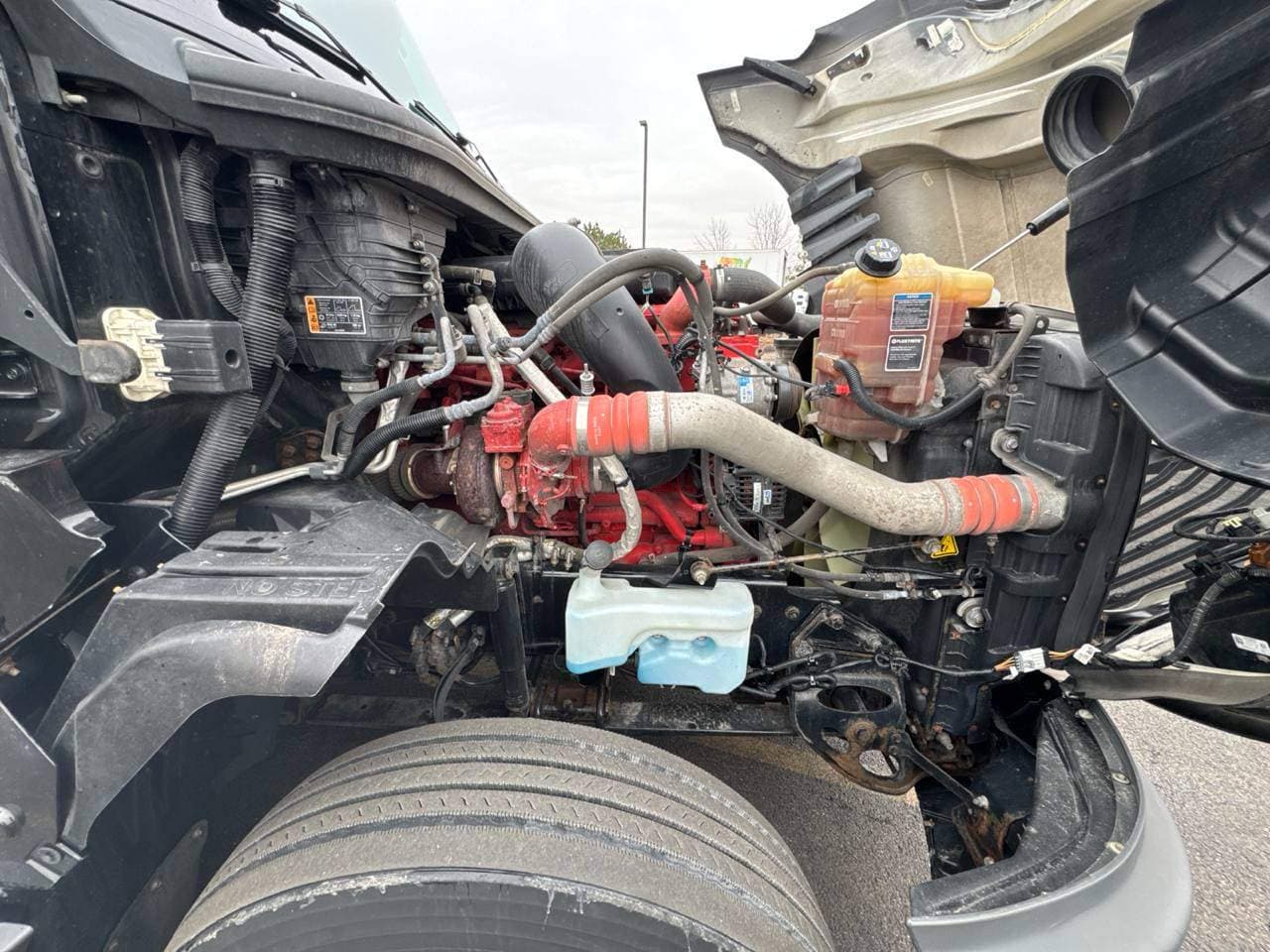 2022 International LT625 image 9
