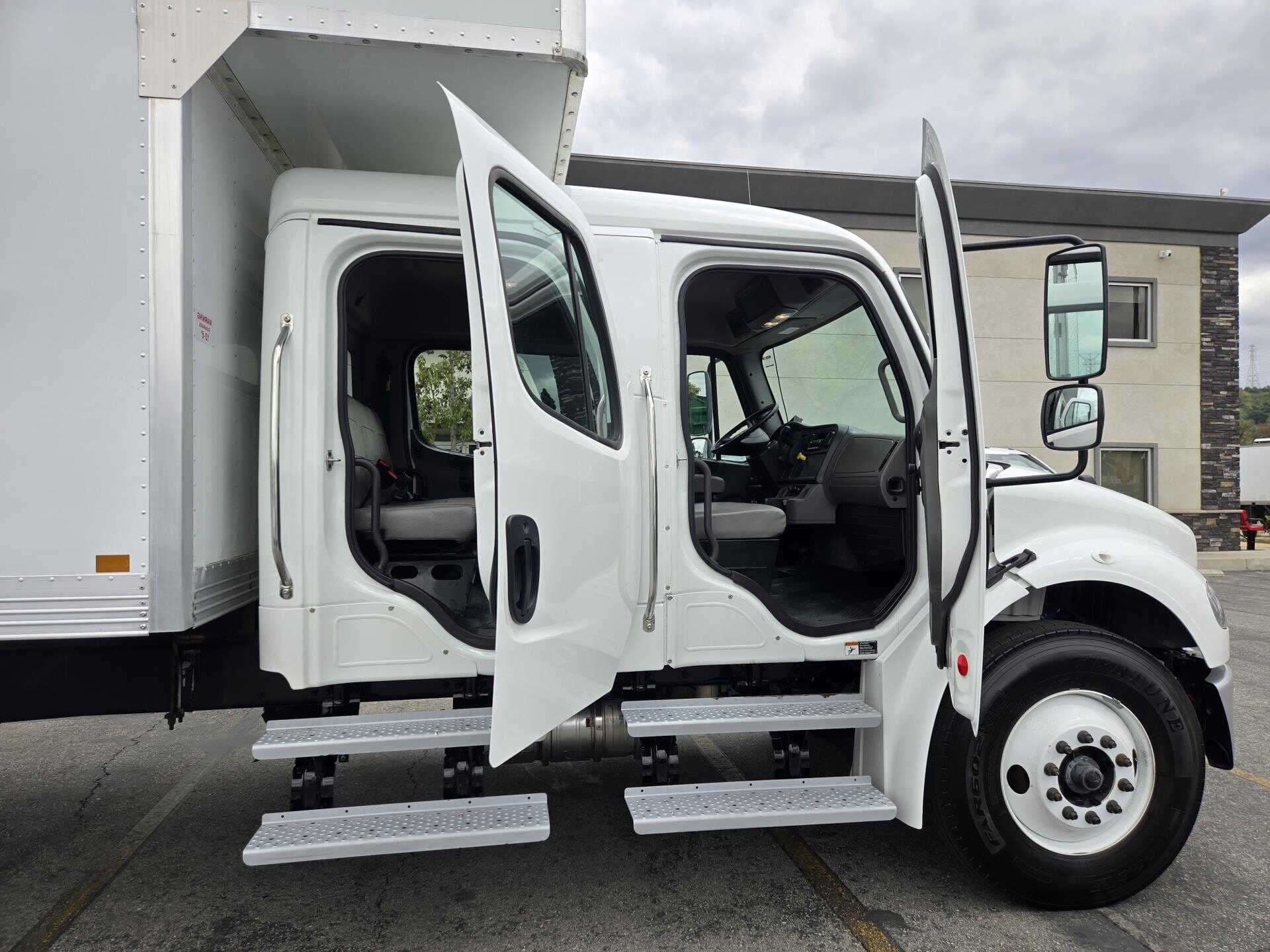2023 Freightliner M2 106 image 3