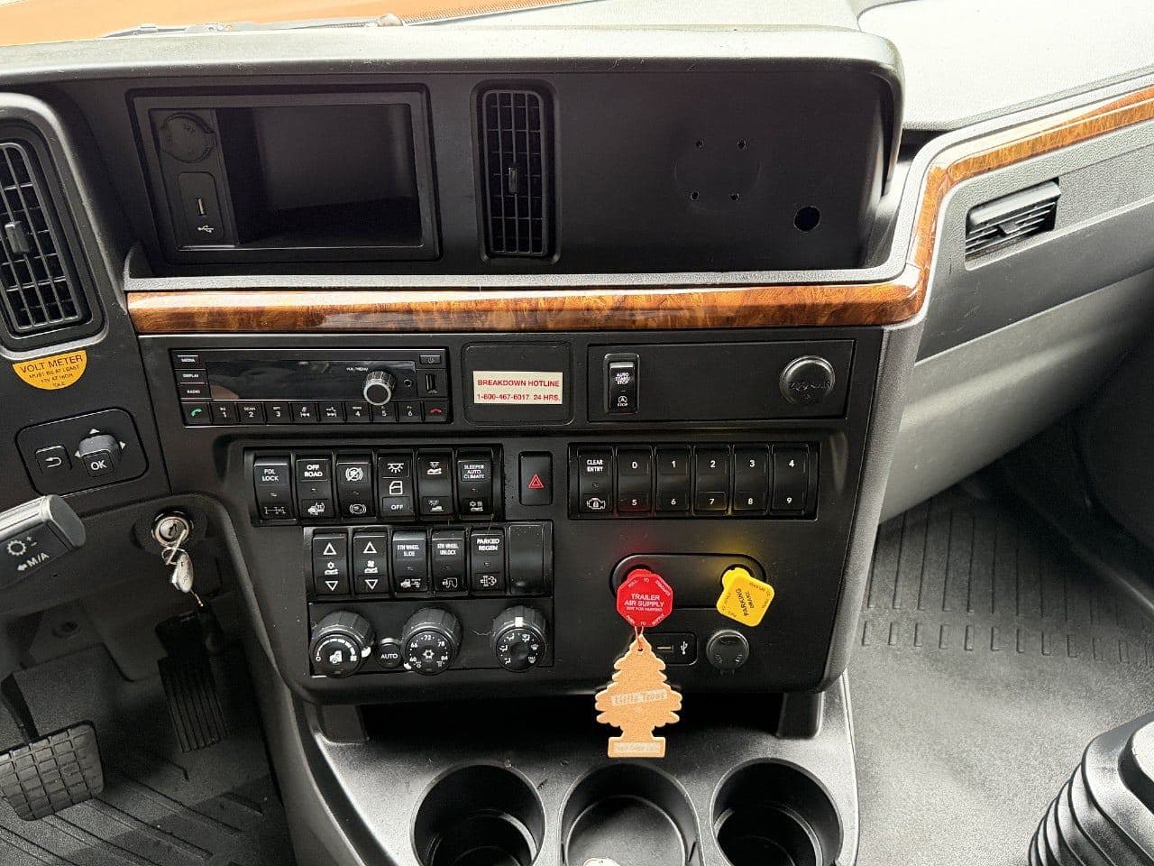 2022 International LT625 image 22