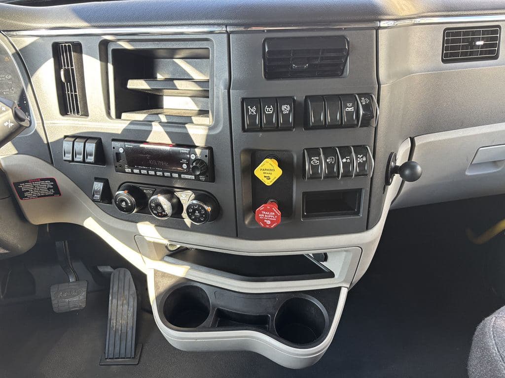 Used 2022 PETERBILT 579 image 10