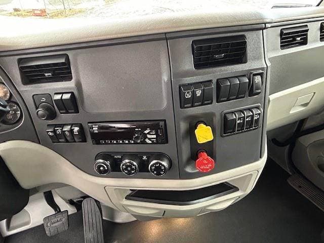 2021 Peterbilt 579 image 2