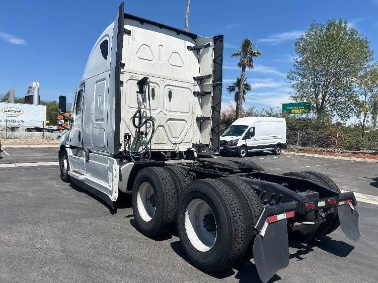 2024 Freightliner Cascadia 126 image 3