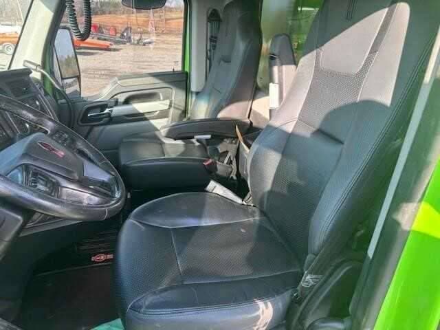 2023 Kenworth T880 image 6
