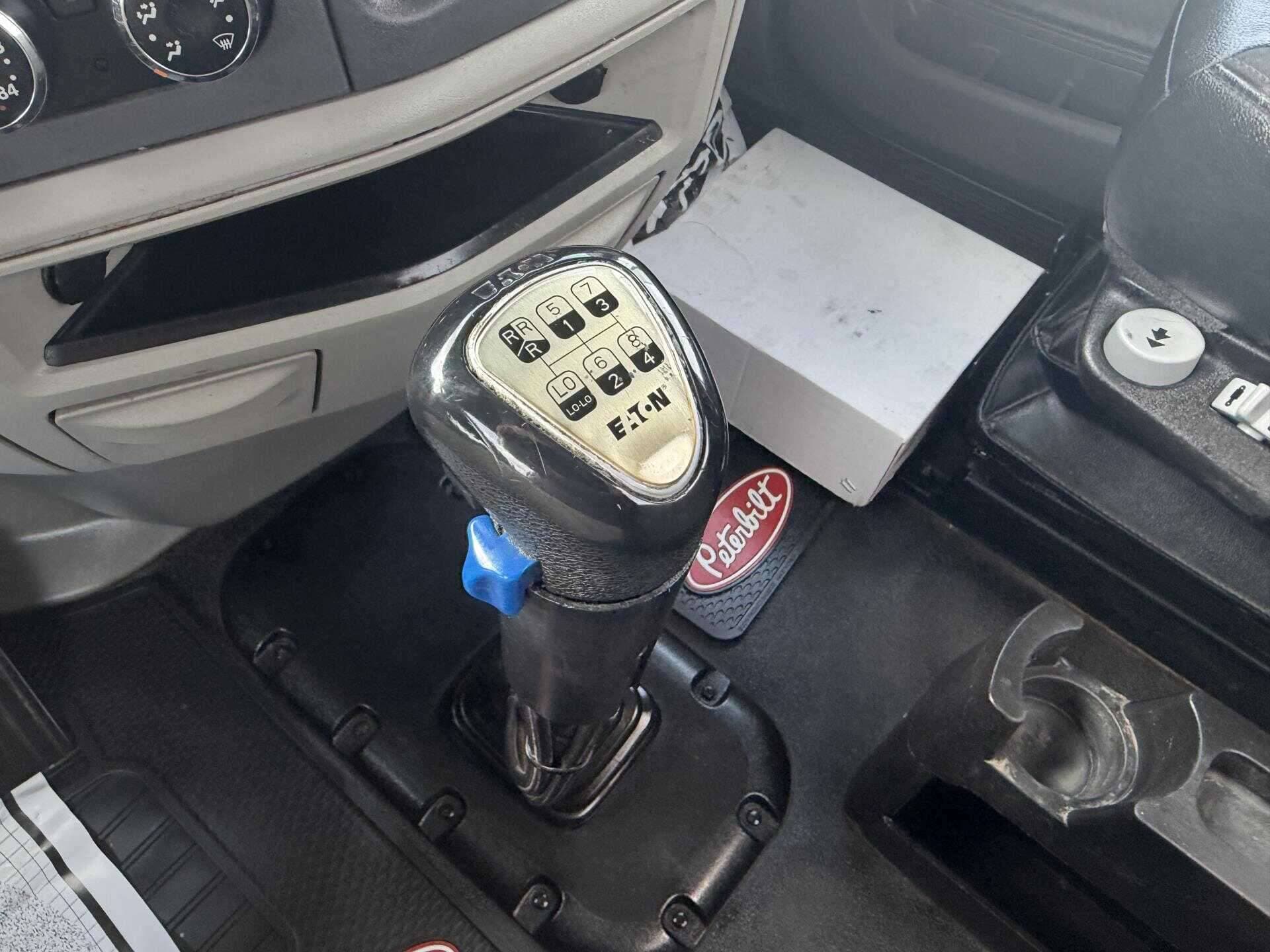 2020 Peterbilt 567 image 9