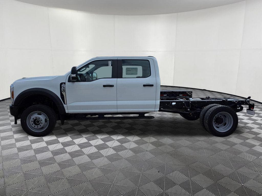 2026 Ford F-450SD XL DRW CAB CHASSIS image 5
