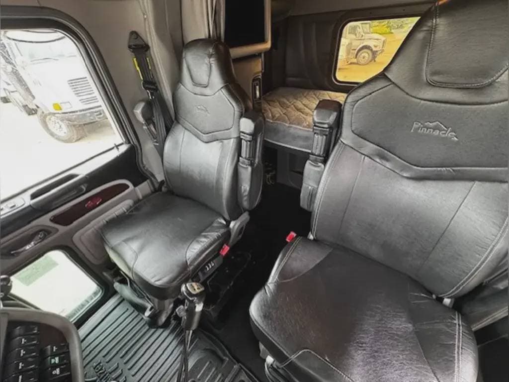 2022 Peterbilt 389 image 7