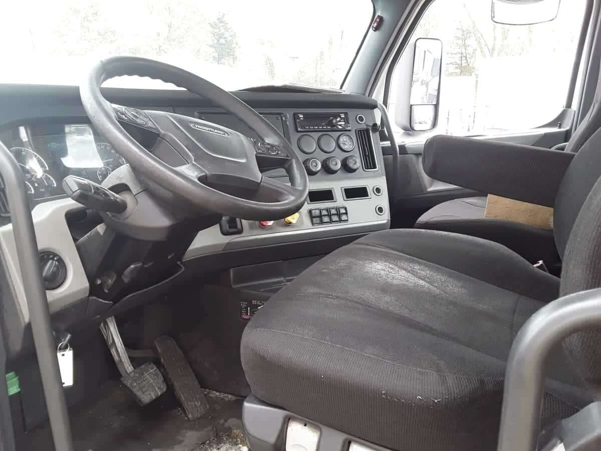 Used 2019 FREIGHTLINER Conventional - Day Cab - CASCADIA 116 For Sale image 8