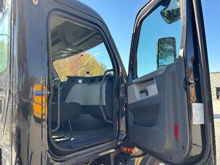 2019 Freightliner Cascadia 126 Day Cab Truck - 450HP, 12 Speed Automatic image 12