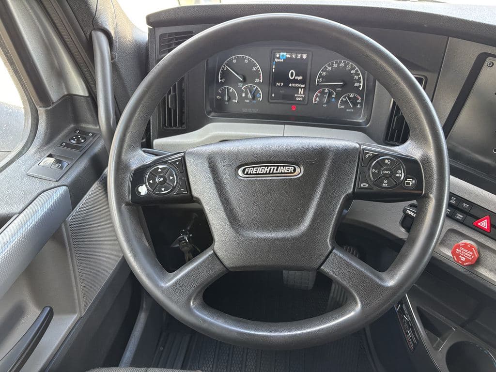 Used 2022 FREIGHTLINER PT126064ST image 9