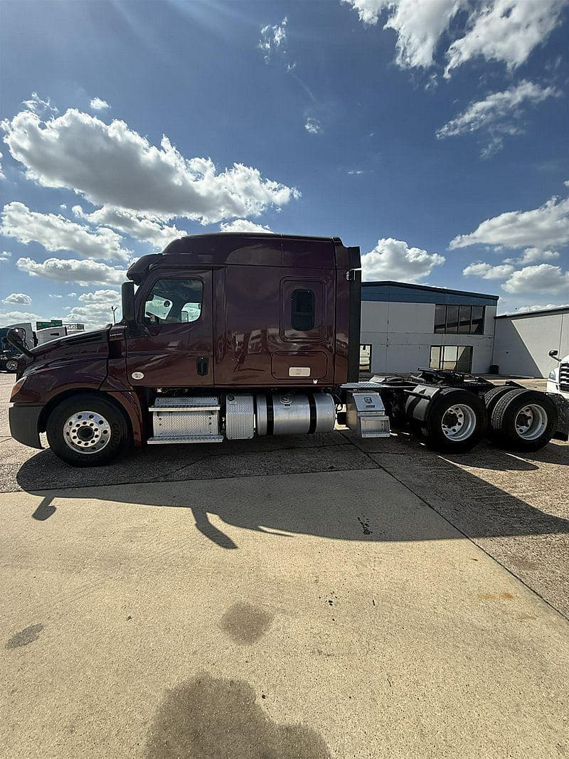 2020 Freightliner Cascadia 126 image 3