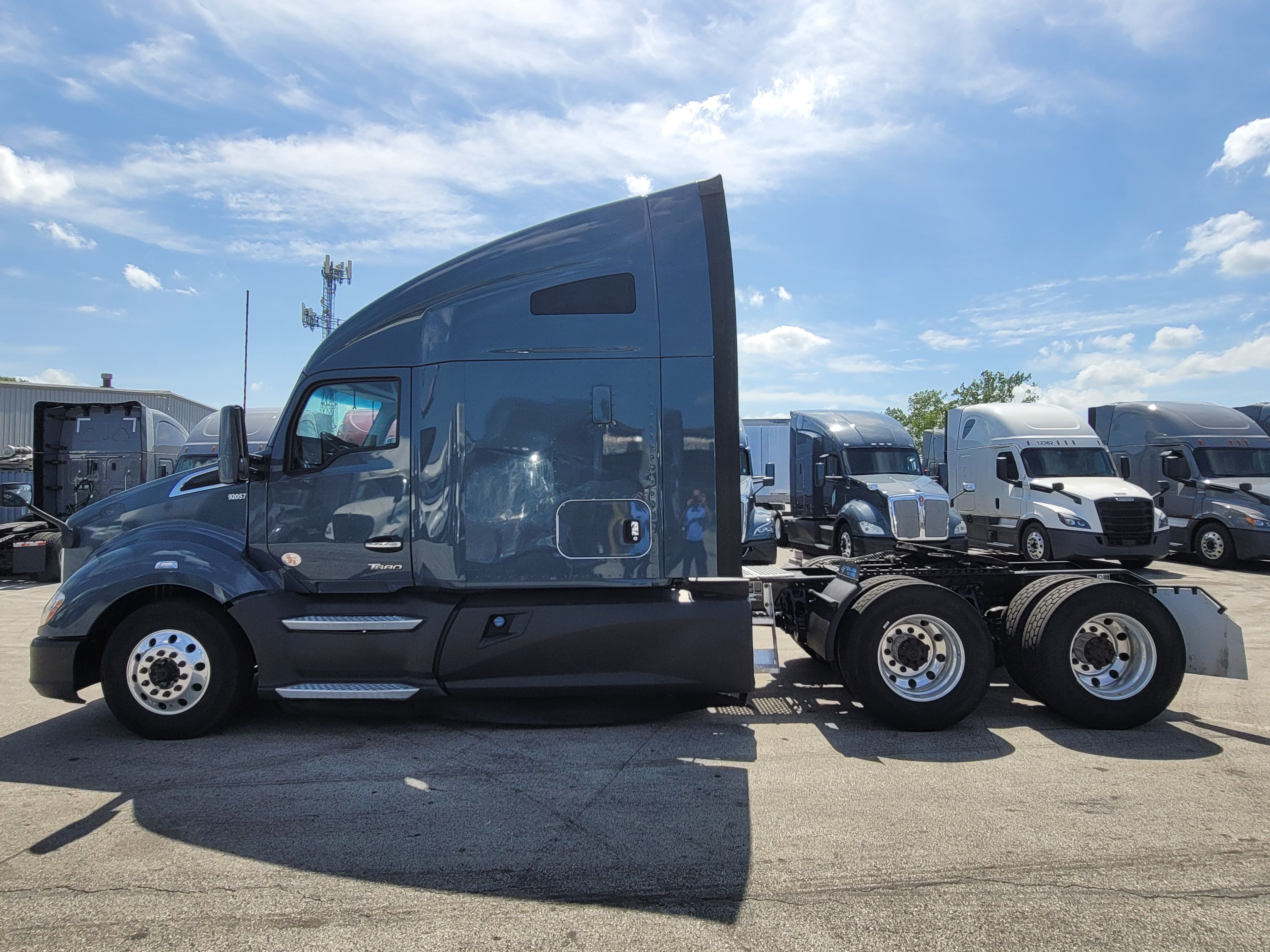 2022 Kenworth T680 image 2