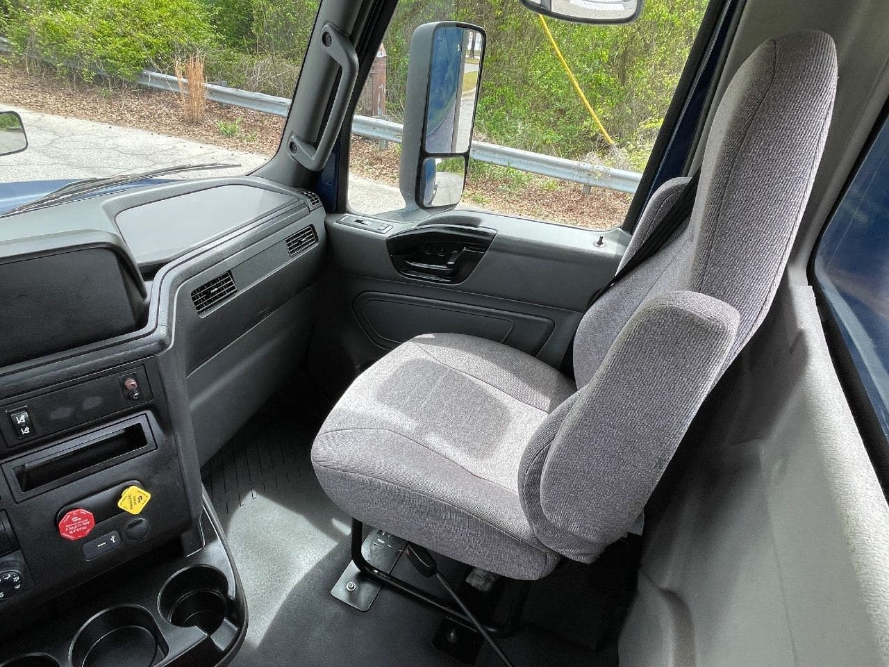 2021 International LT625 image 25