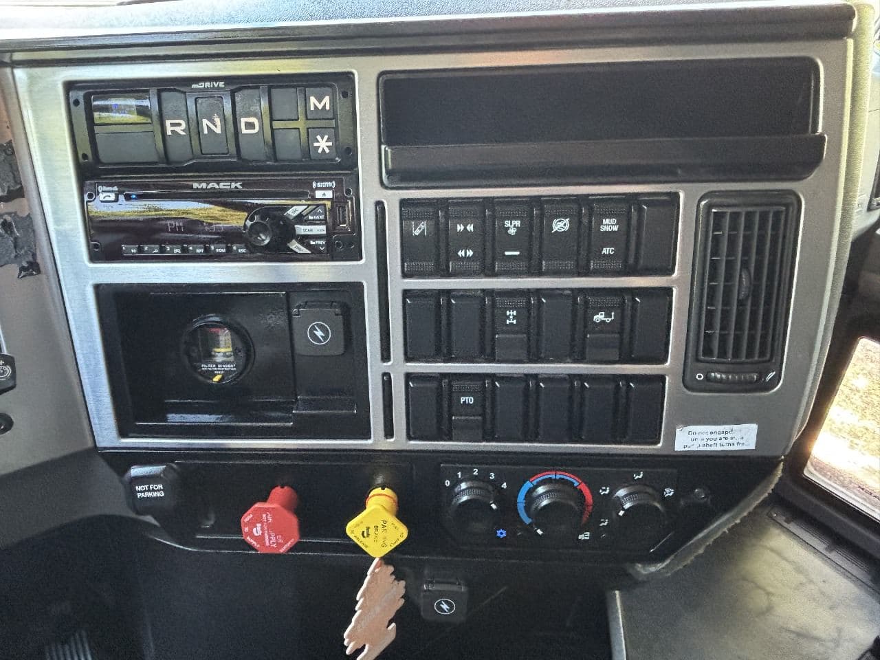 2019 Mack Anthem image 20