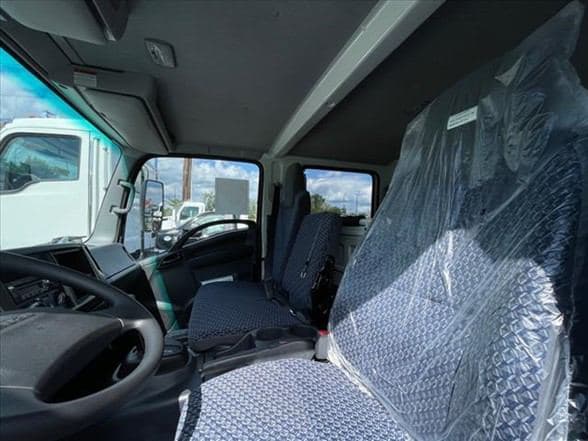 2025 Isuzu NRR image 16