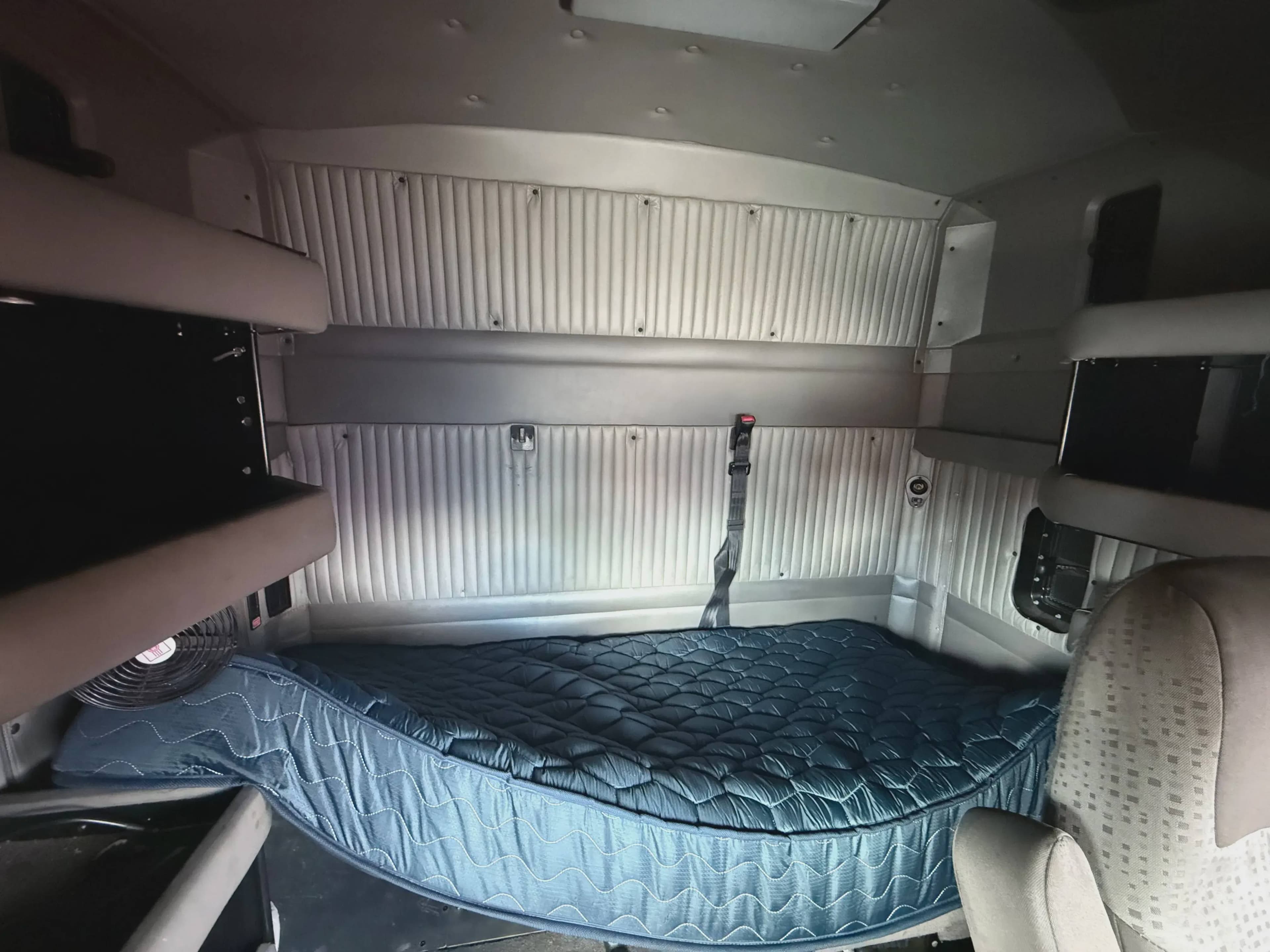 2015 Kenworth T8 Series image 7