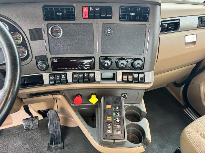 2015 Kenworth T880 image 27