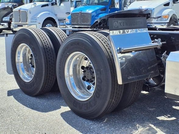 2025 Kenworth T880 image 18