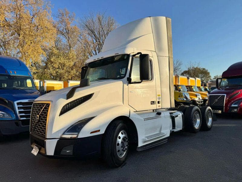 2020 Volvo VNL image 2