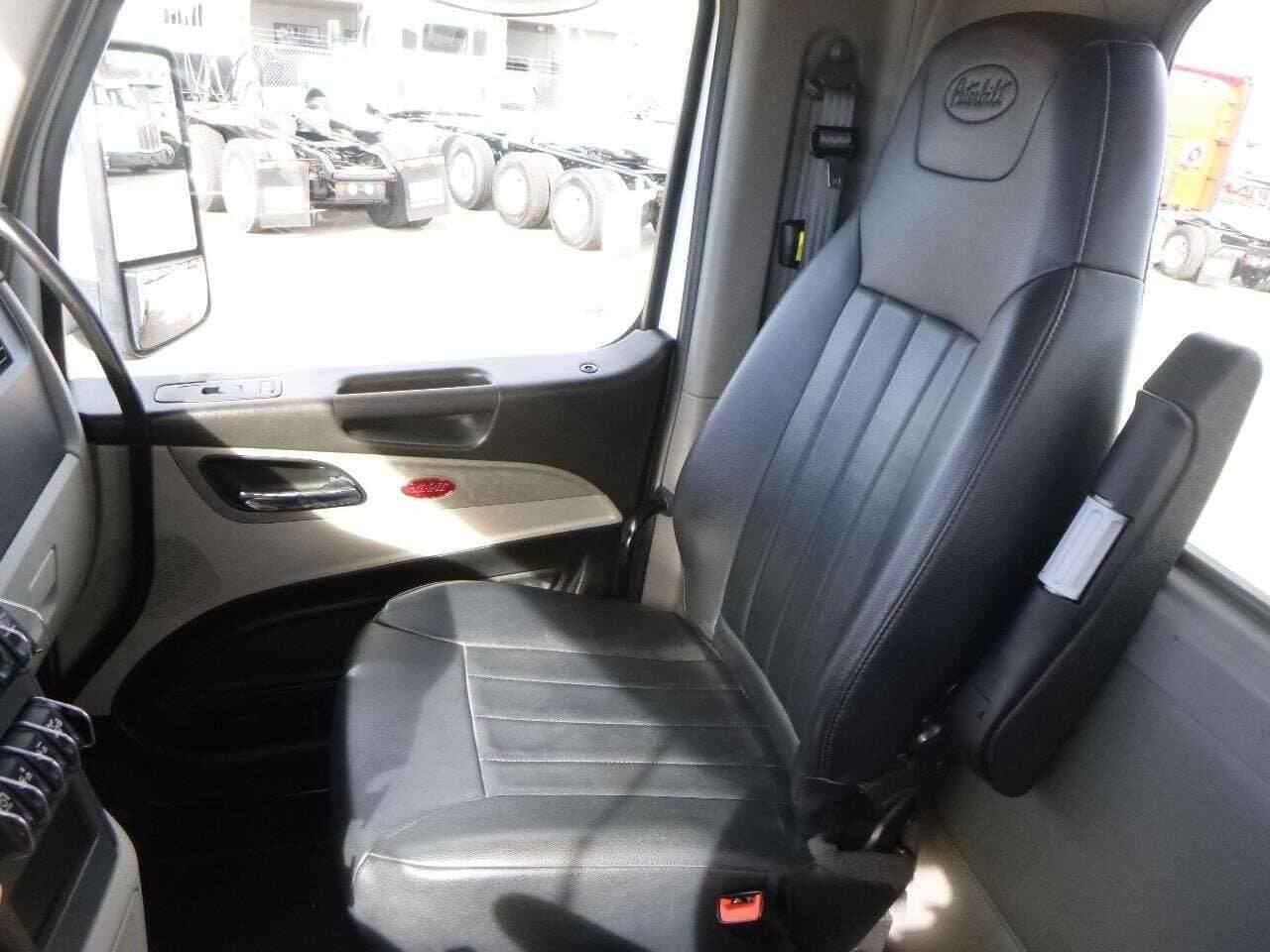 2023 Peterbilt 567 image 16