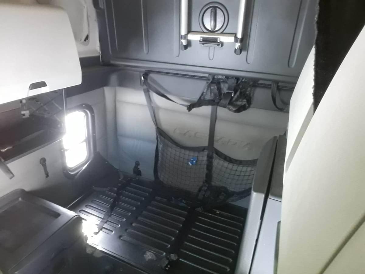 2020 Freightliner Cascadia 126 Sleeper Semi Truck - 72" Condo Sleeper, 455HP, 10 Speed Manual image 8