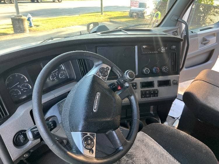 2019 Freightliner Cascadia 126 Day Cab Truck - 435HP, 12 Speed Automatic image 9