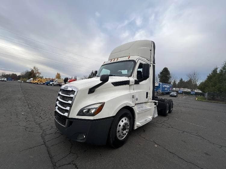 2019 Freightliner Cascadia 126 Day Cab Truck - 455HP, 12 Speed Automatic image 3