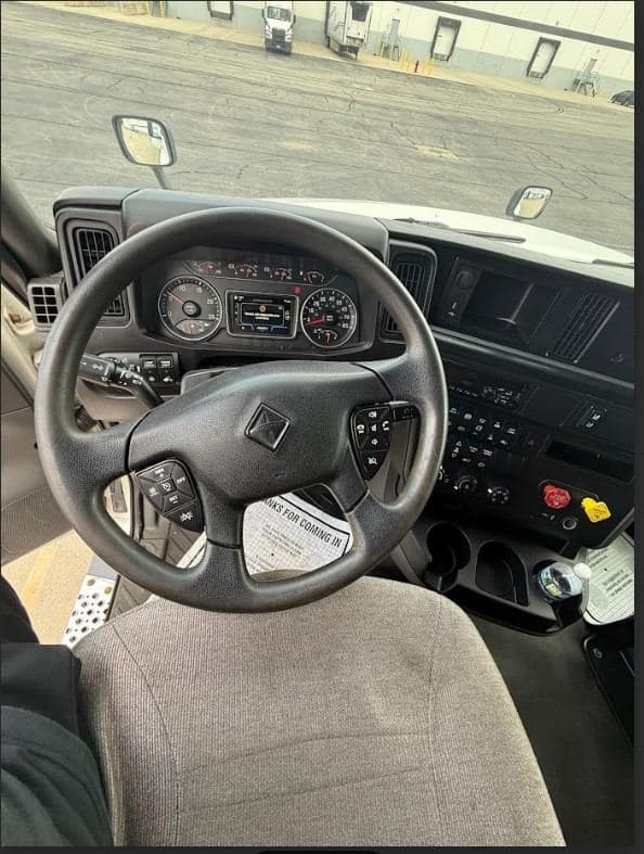 2020 International LT625 image 9