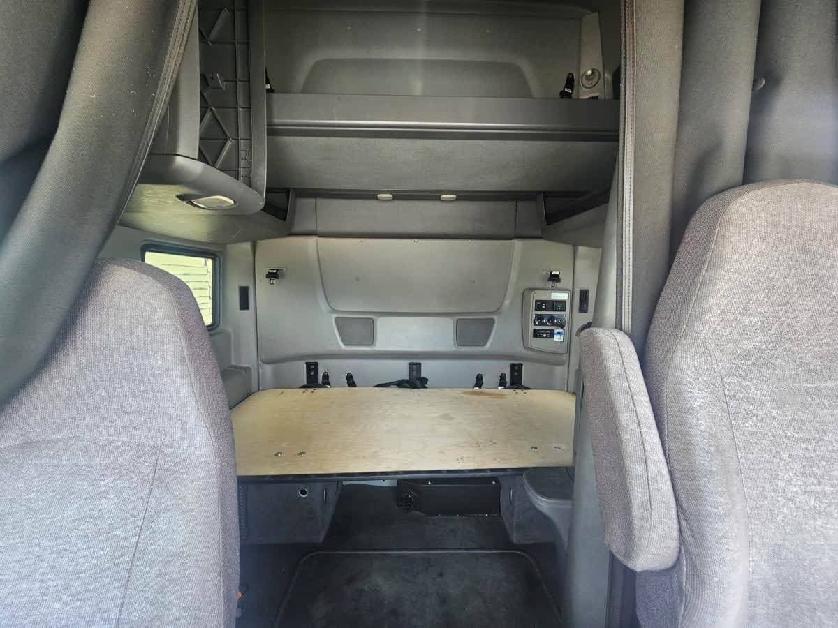 2018 International LT625 image 3
