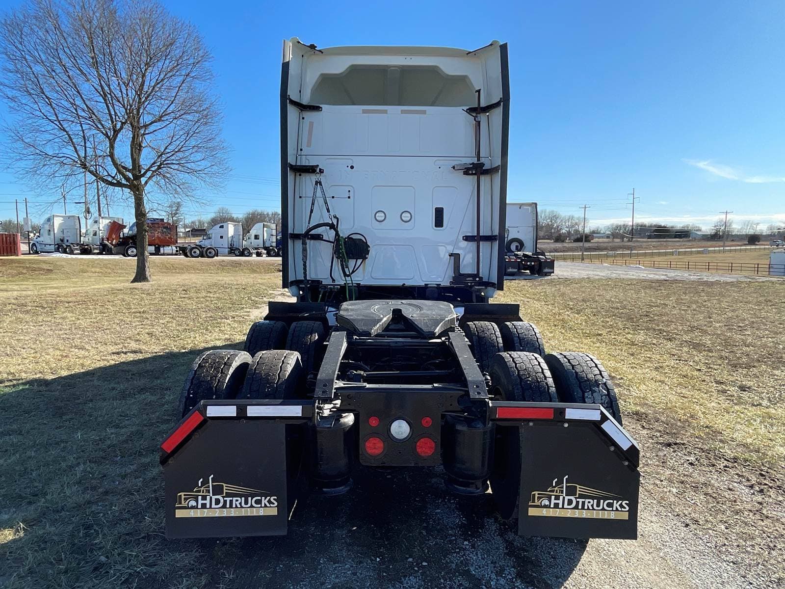 2022 International LT625 Sleeper Semi Truck image 8