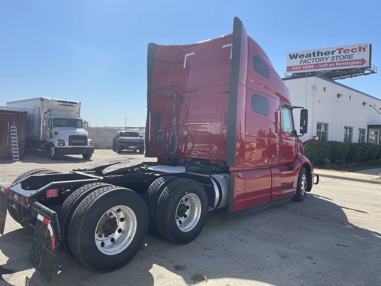 2022 Volvo VNL image 8