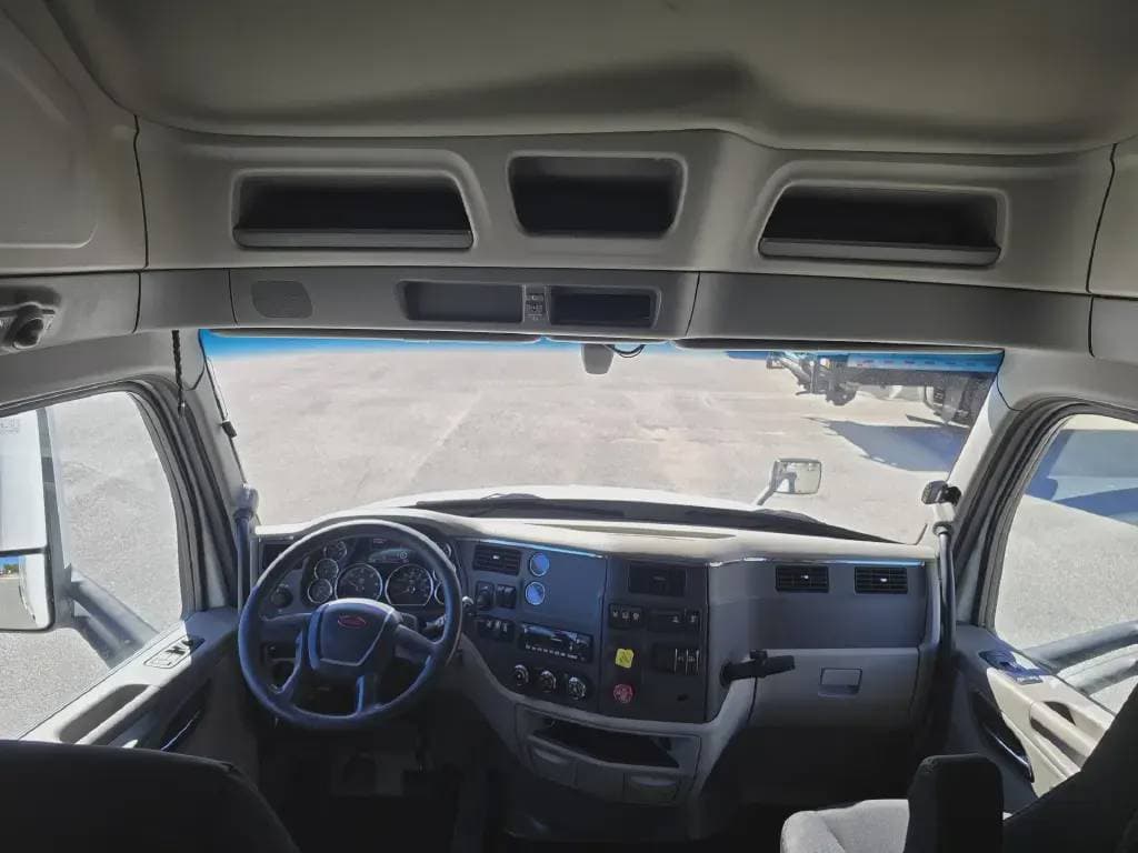 2022 Peterbilt 579 image 7