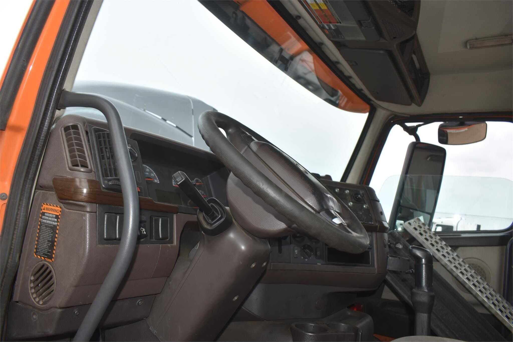 2015 Volvo VNM630 image 3
