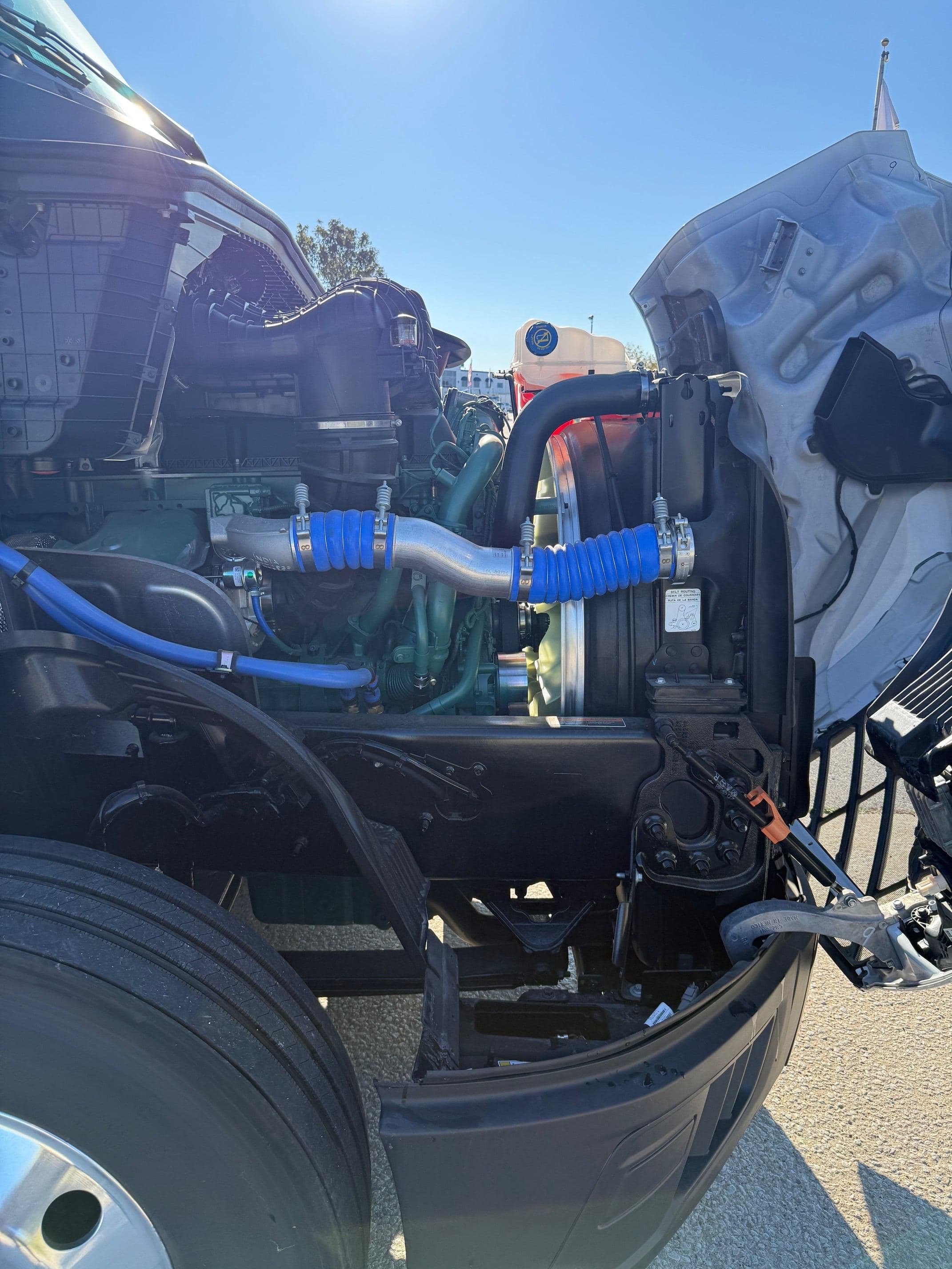 2026 Volvo VNL860 image 10