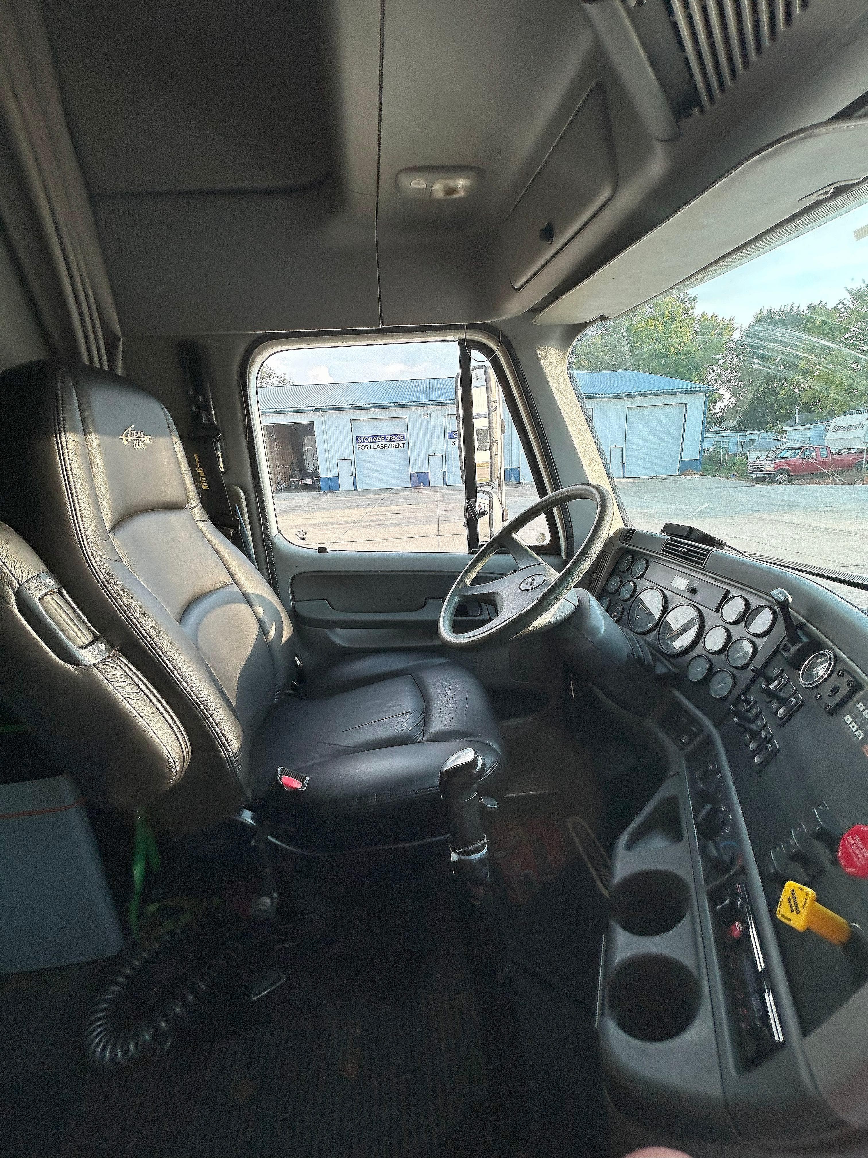 2006 Freightliner Columbia CL120 image 8