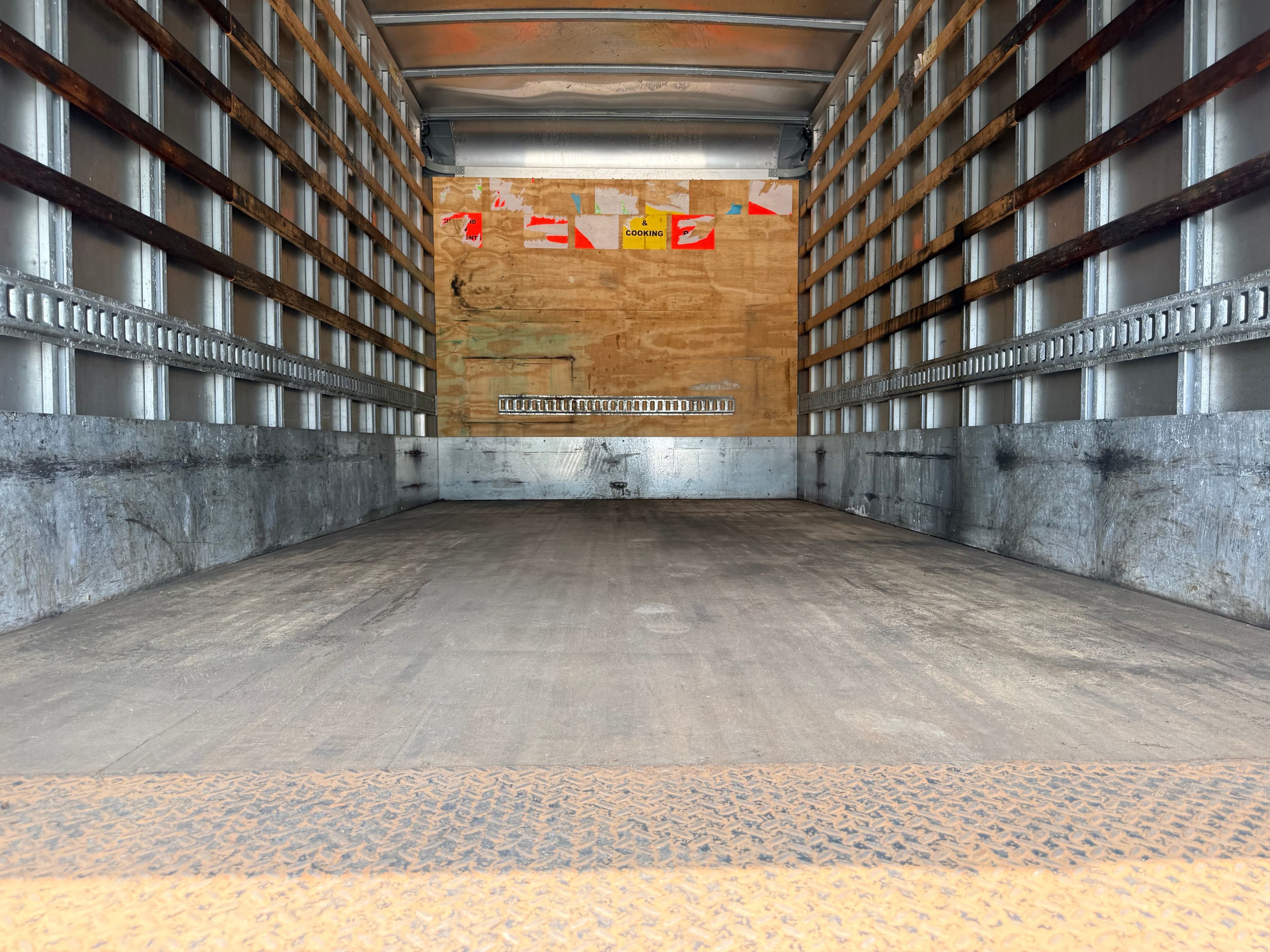 2019 Hino 195 18' BOX TRUCK image 3