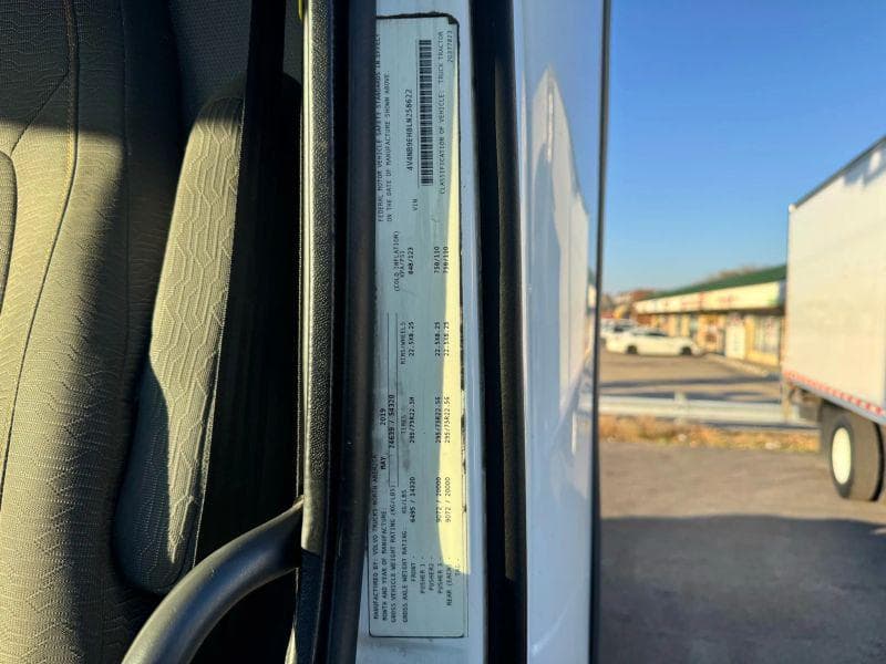 2020 Volvo VNL image 30