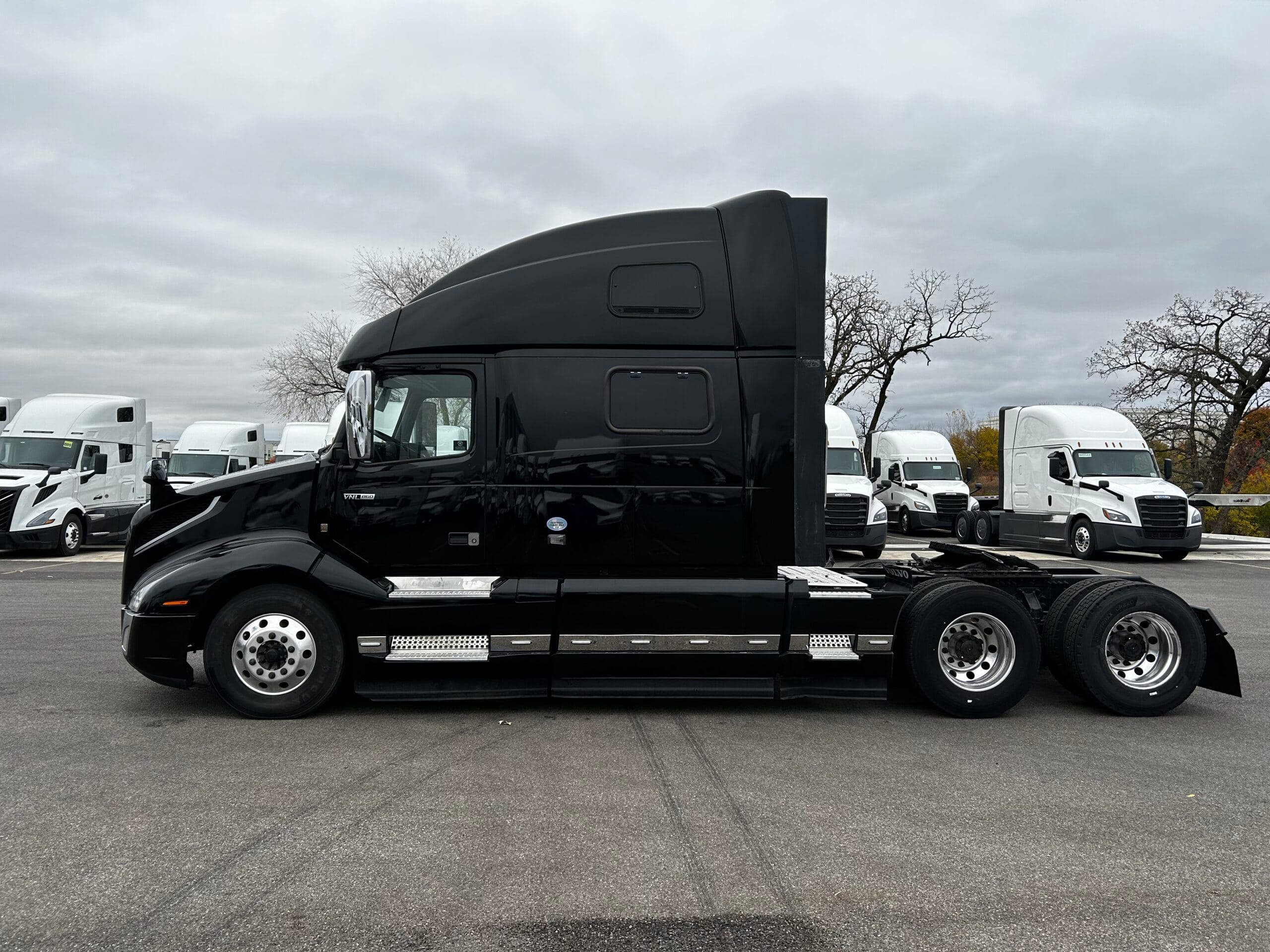 2022 Volvo VNL image 5