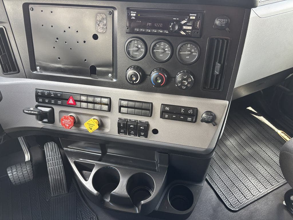 Used 2022 FREIGHTLINER PT126064ST image 10