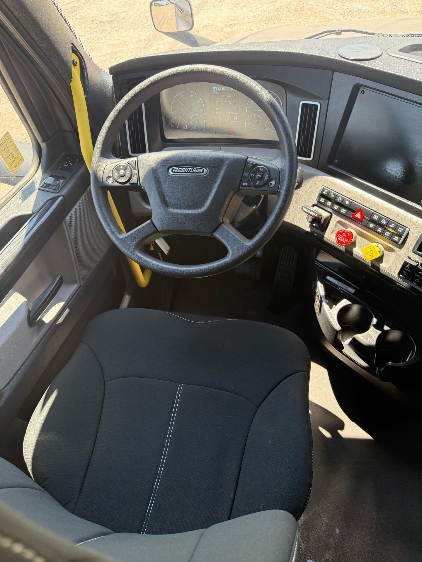 2023 Freightliner - 438k - 14k Hours! image 13