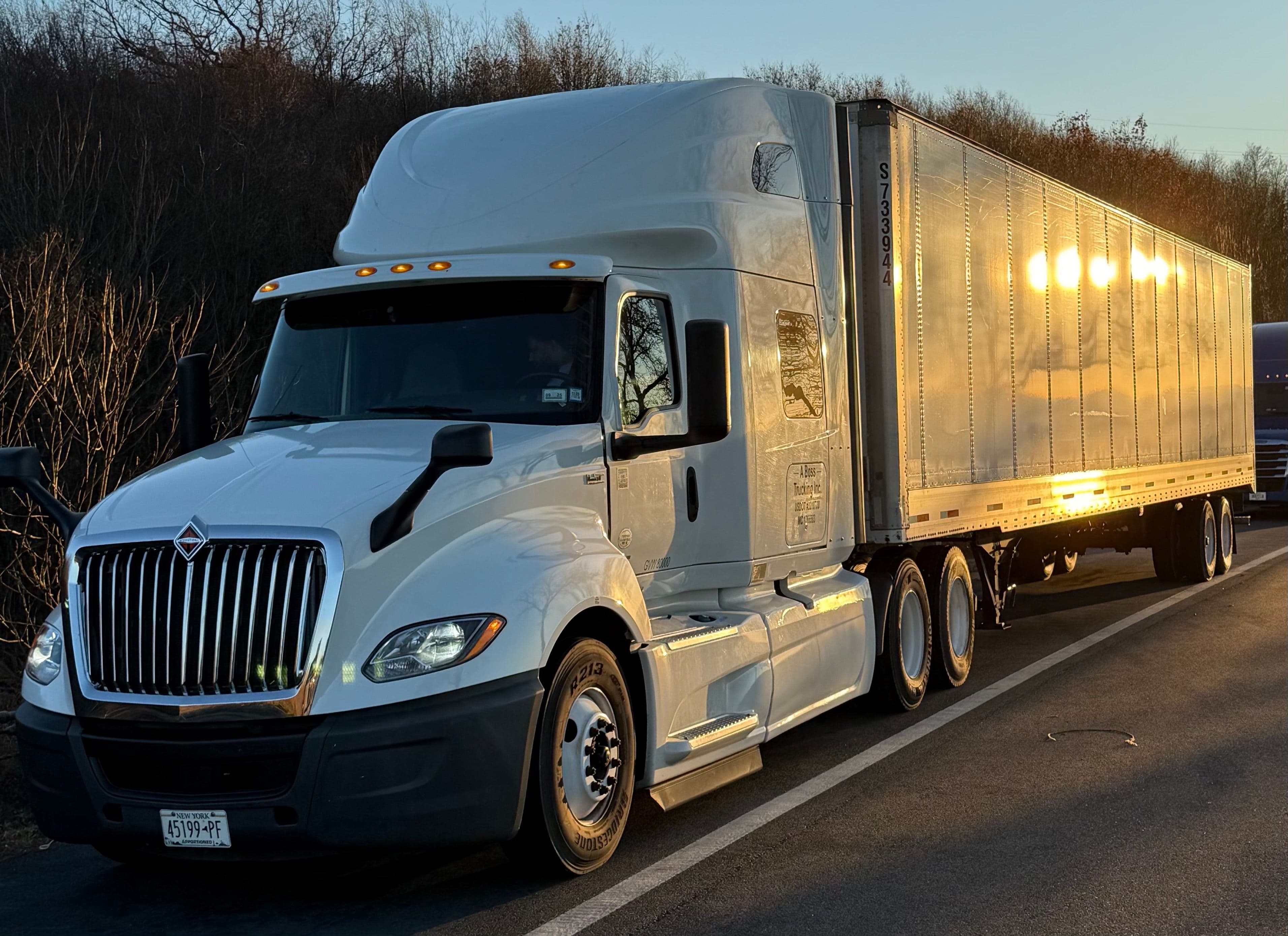 2019 International LT625 image 9