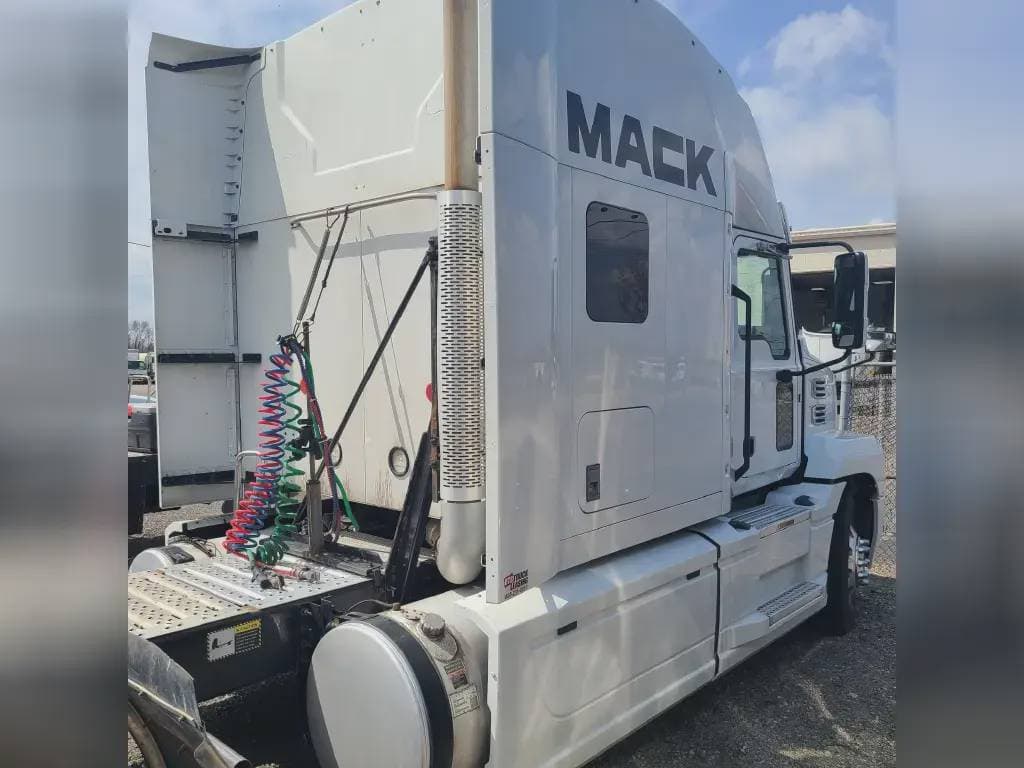 Used 2020 MACK Conventional - Sleeper Truck image 9