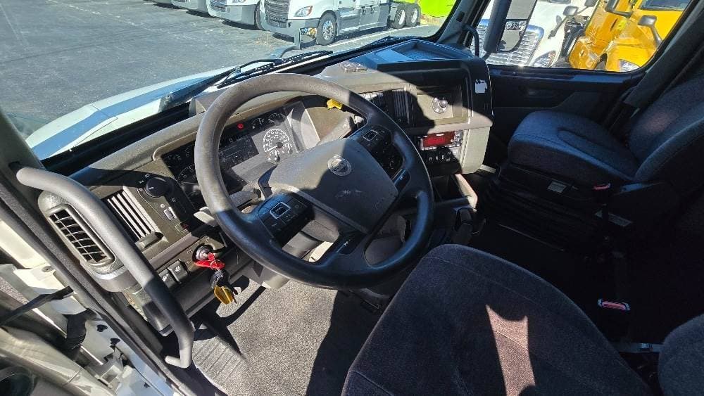 2022 Volvo VNL image 9