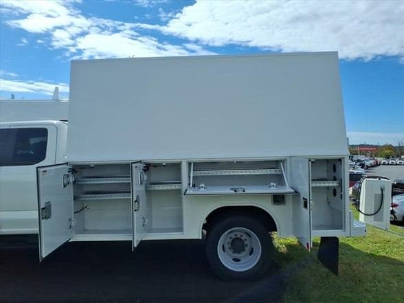 2025 Ford F550 image 9