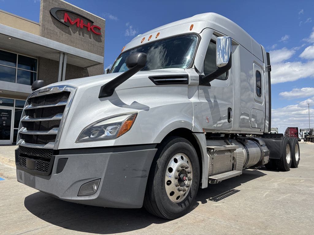 Used 2022 FREIGHTLINER PT126064ST image 2
