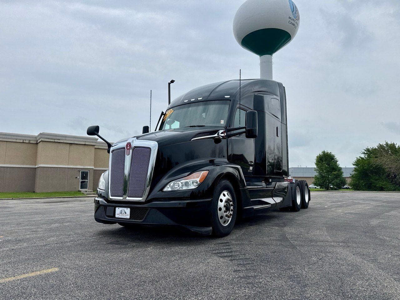 2023 Kenworth T680 image 1
