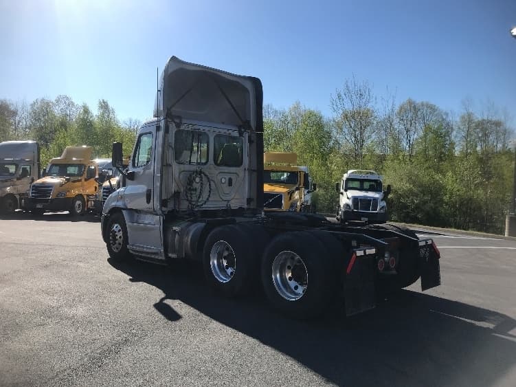 Used 2020 FREIGHTLINER Conventional - Day Cab, Tractor - CASCADIA 113 image 8