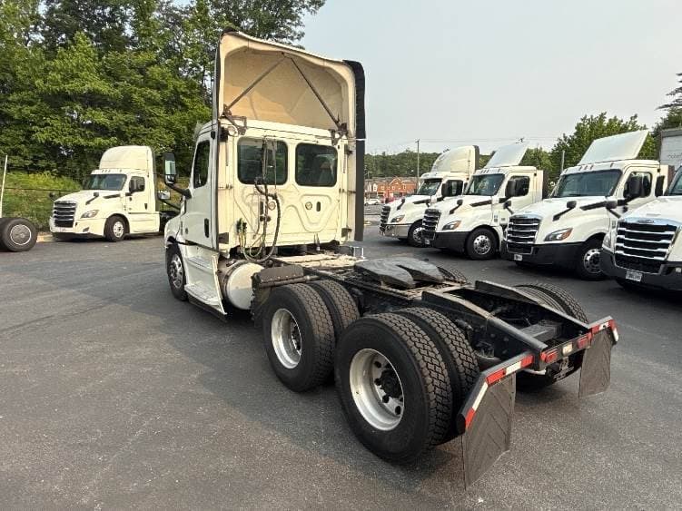 2019 Freightliner Cascadia 126 Day Cab Truck - 435HP, 12 Speed Automatic image 5