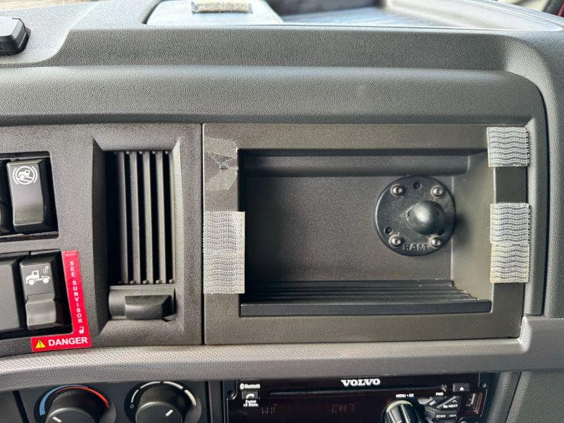 2021 Volvo VNL image 33